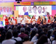 Base de Rafael Fonteles apresenta avanços da Educação e propostas para os próximos quatro anos durante plenária