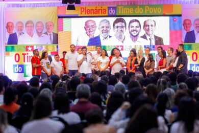 Base de Rafael Fonteles apresenta avanços da Educação e propostas para os próximos quatro anos durante plenária