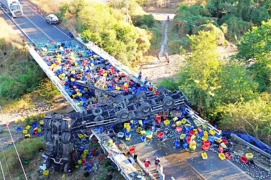 Colisão entre carreta e caminhão bloqueia BR-316 e deixa motorista ferido em Francisco Macedo