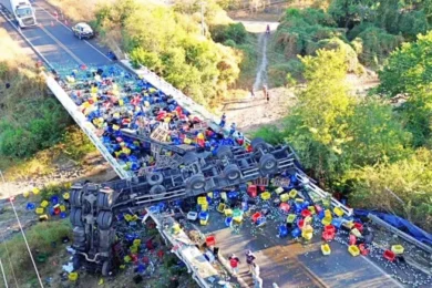 Colisão entre carreta e caminhão bloqueia BR-316 e deixa motorista ferido em Francisco Macedo