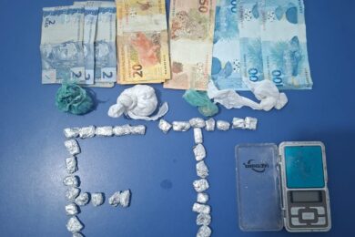 Operação contra o tráfico apreende entorpecentes e dinheiro
