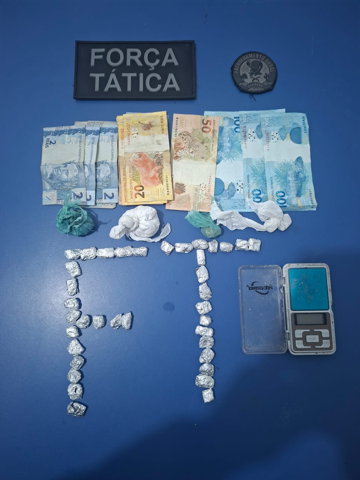 Operação contra o tráfico apreende entorpecentes e dinheiro