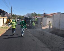 Ruas do bairro Passagem das Pedras são contempladas na nova etapa da obra de asfaltamento