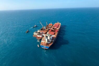 Porto inicia operação de transbordo offshore para exportar minério